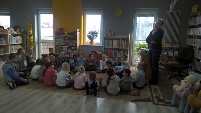 Przedszkolaki z Brzezia w brzeskiej bibliotece 2016_7